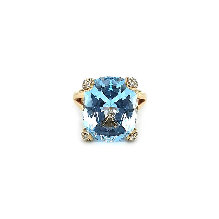 detail Zlatý Prsten s Modrým Topazem a Diamanty