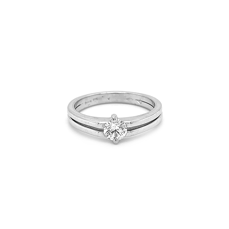 detail Zlatý Zásnubní Prsten s Diamantem