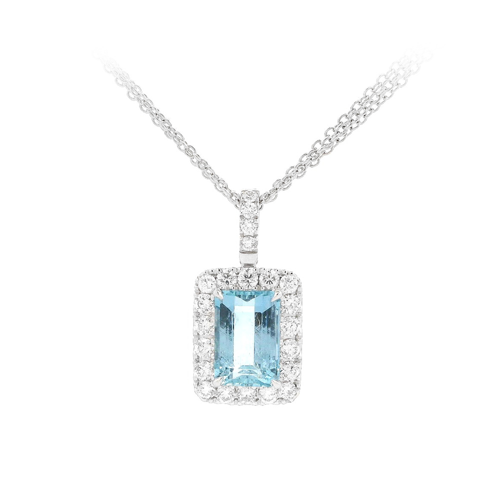 detail Zářivý Akvamarín Obklopený Diamanty v Luxusním Šperku