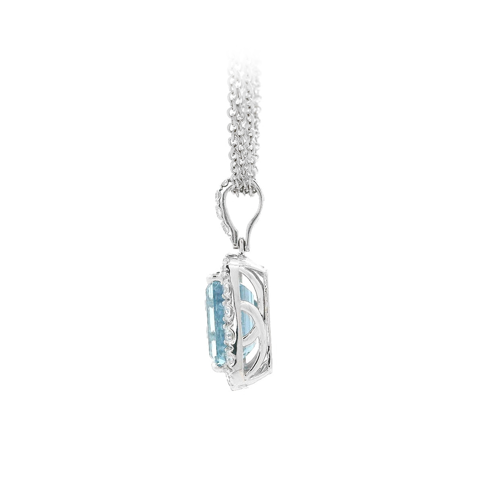 detail Zářivý Akvamarín Obklopený Diamanty v Luxusním Šperku