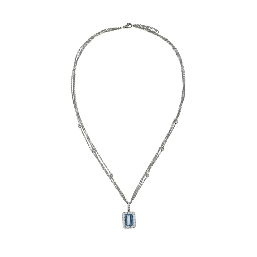 detail Zářivý Akvamarín Obklopený Diamanty v Luxusním Šperku