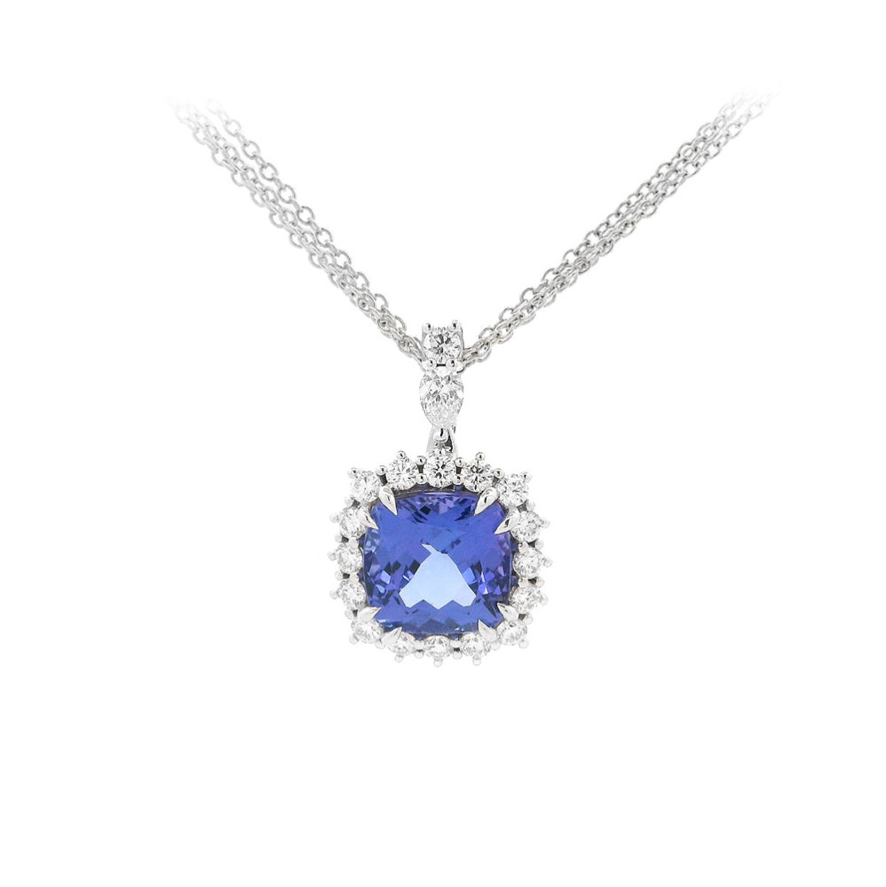 detail Náhrdelník s Tanzanitem v Halo Designu Obklopený Diamanty
