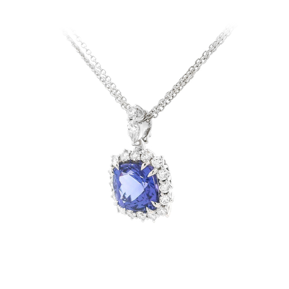 detail Náhrdelník s Tanzanitem v Halo Designu Obklopený Diamanty