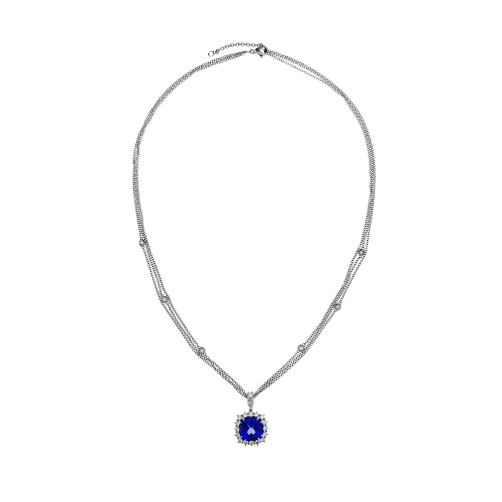 detail Náhrdelník s Tanzanitem v Halo Designu Obklopený Diamanty