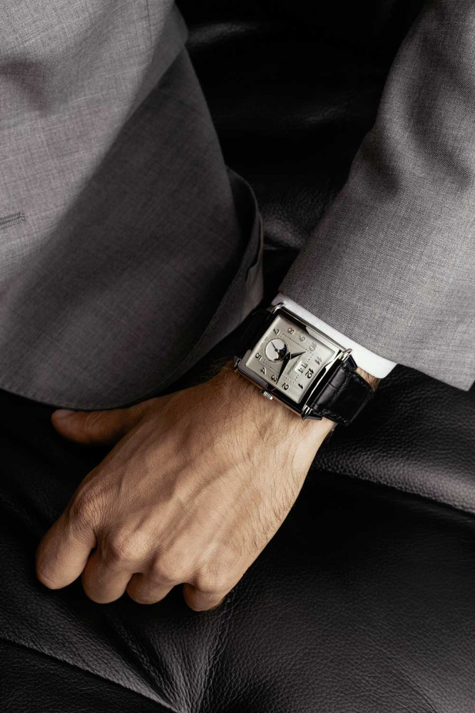 detail Girard-Perregaux Vintage 1945 XXL Lagre Date and Moon Phases 25882-11-121-BB6B