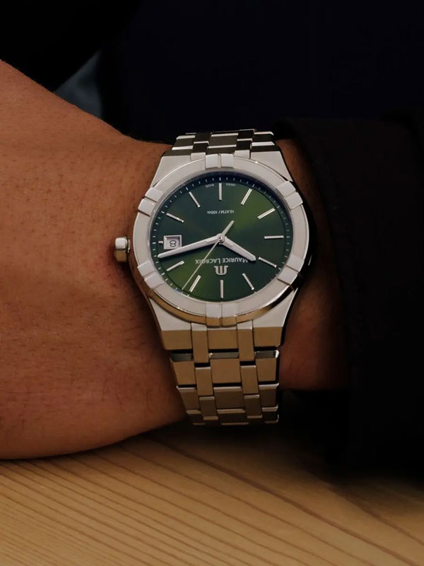 detail Maurice Lacroix Aikon Quartz 40 mm AI1108-SS002-630-1