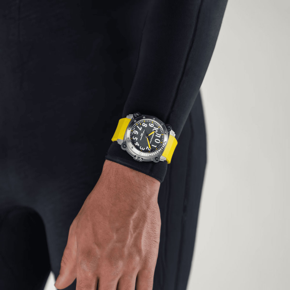 detail Hamilton Khaki Navy BeLOWZERO Auto Titanium H78535380