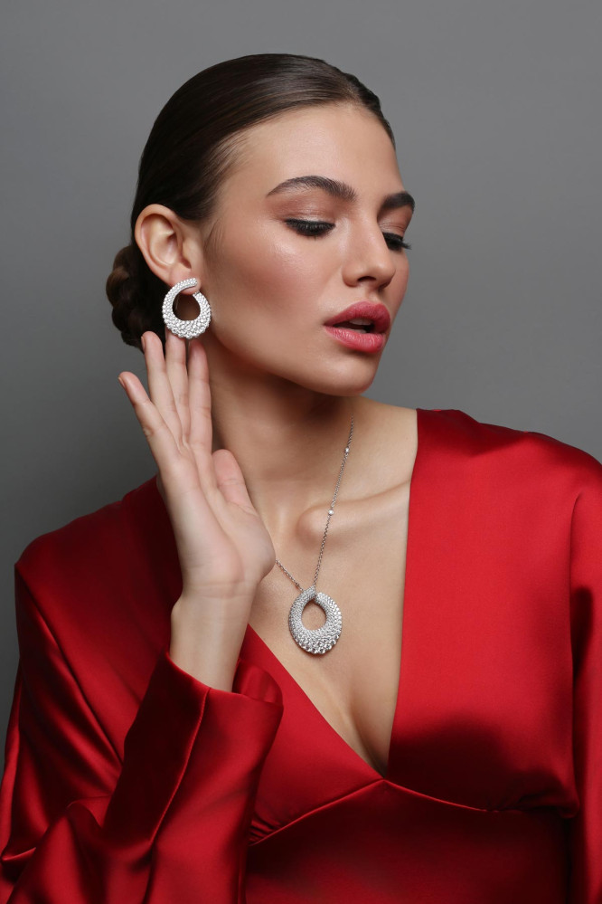 detail Diamantové náušnice z bílého zlata
