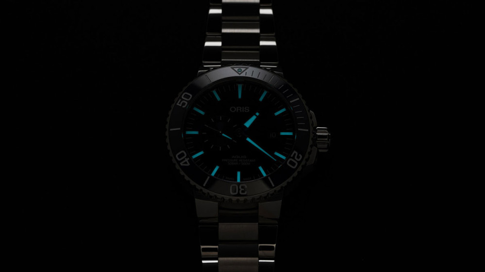 detail Oris Aquis Small Second Date 01 743 7733 4155-07 4 24 69EB