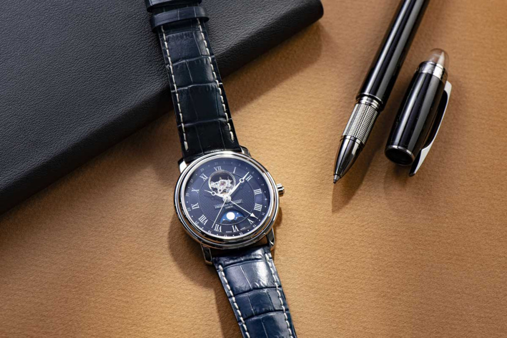 detail Frederique Constant Classics Heart Beat Moonphase Date FC-335MCNW4P26