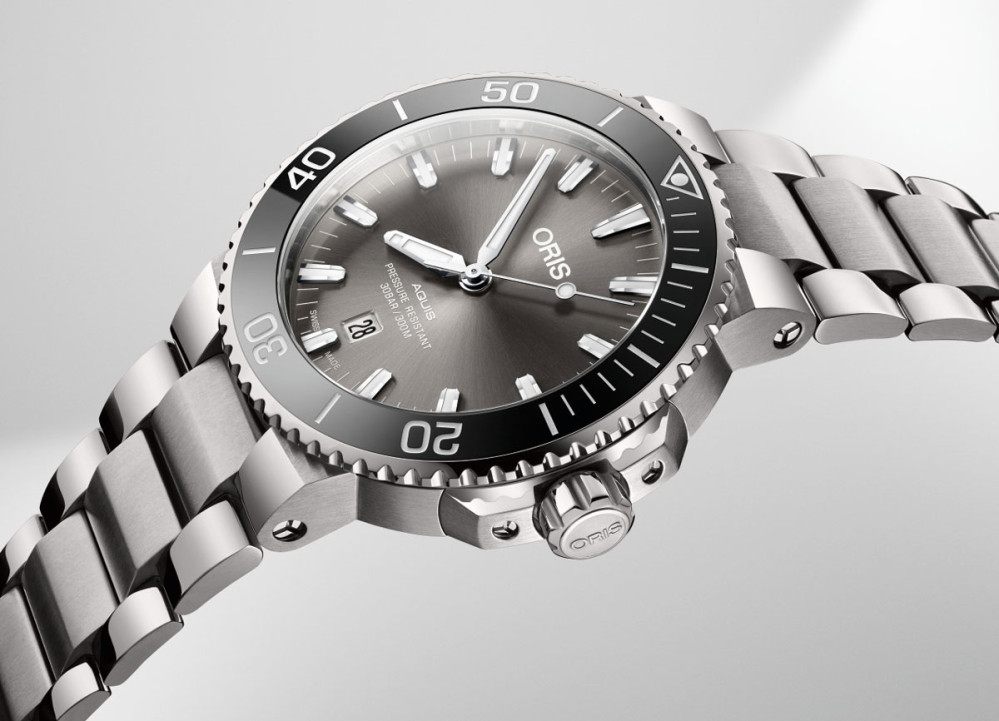 detail Oris Aquis Titanium Date 01 733 7730 7153-07 8 24 15PEB