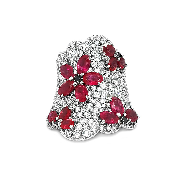 detail Zlatý Prsten s Rubíny a Diamanty
