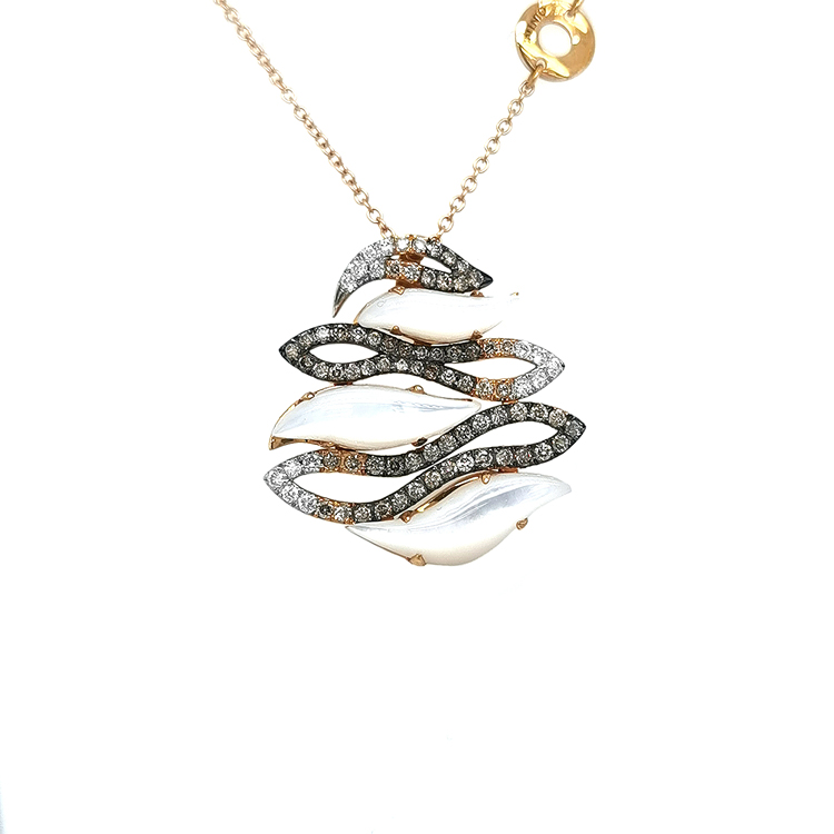 detail Zlatý Přívěsek s Perletí a Barevnými Diamanty
