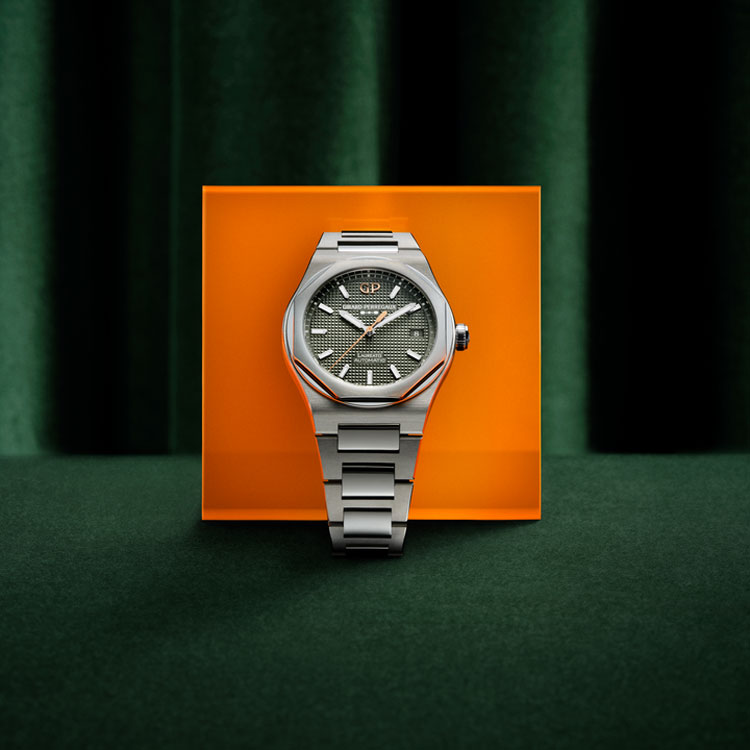 detail Girard-Perregaux Laureato 38mm Sage Green 81005-11-3407-1CM