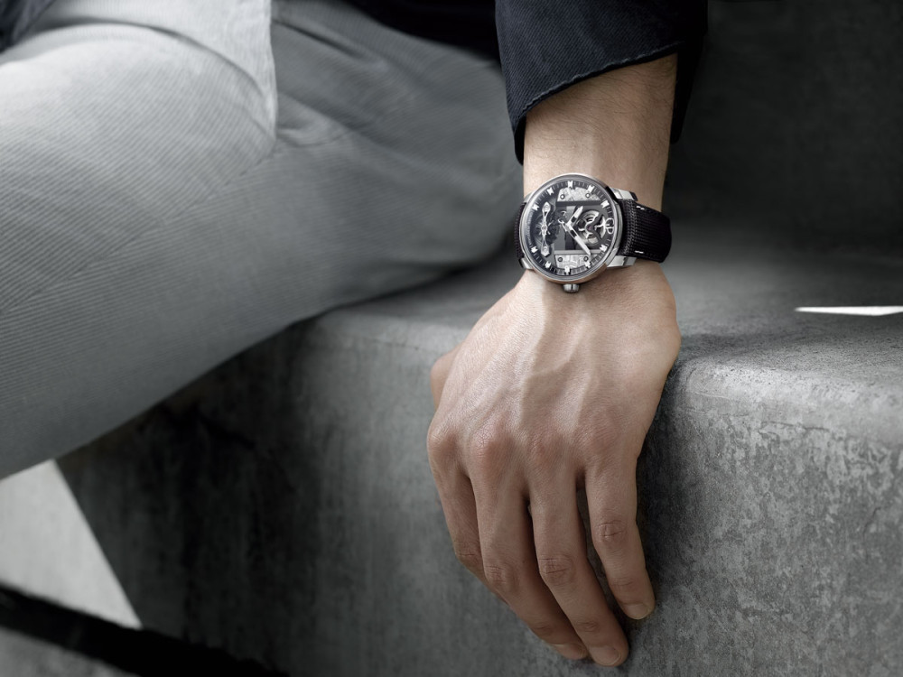 detail Girard-Perregaux Free Bridge Meteorite 82000-11-3259-5CX