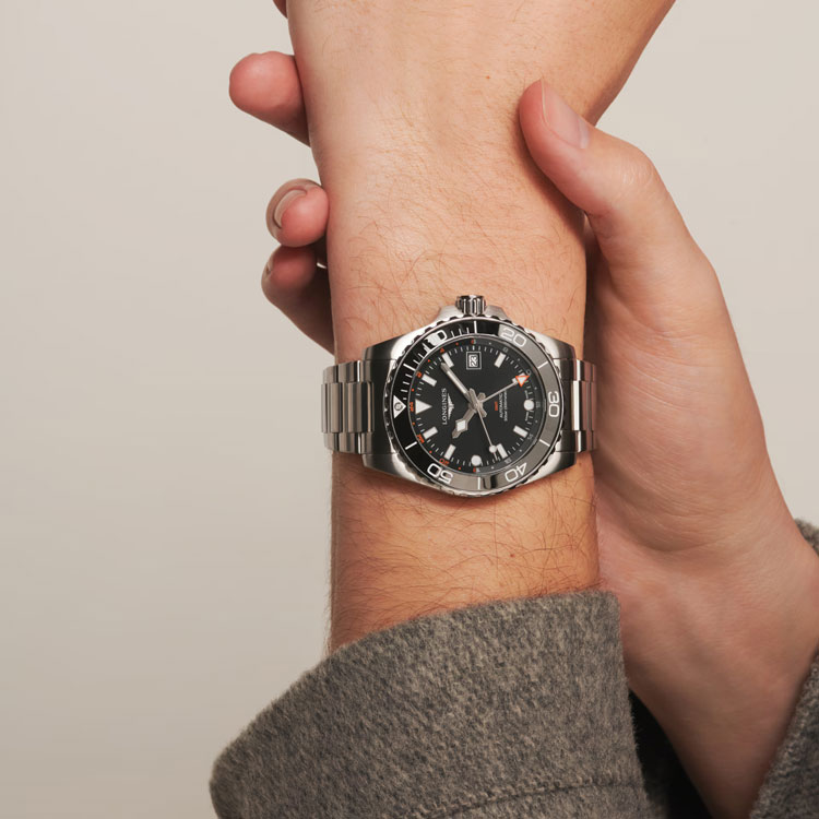 detail Longines HydroConquest GMT L3.790.4.56.6