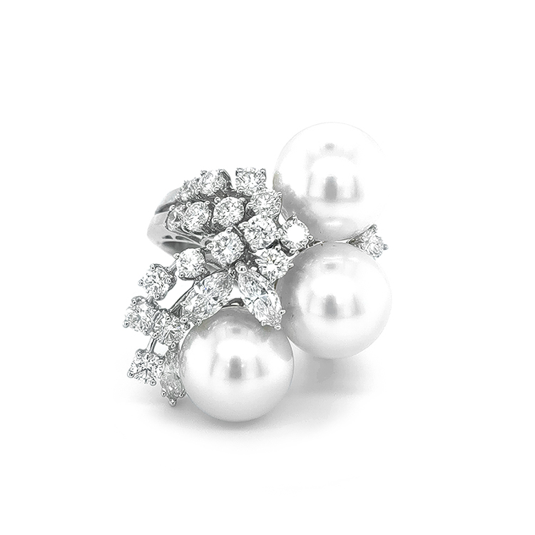 detail Zlatý Prsten s Přírodnými Perly a Diamanty