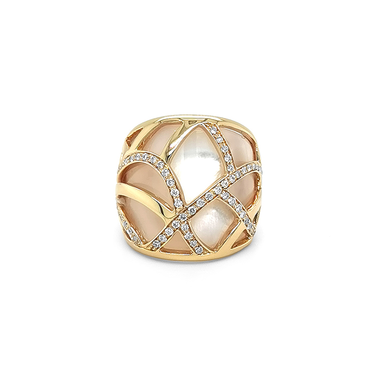 detail Zlatý Prsten s Perletí a Diamanty