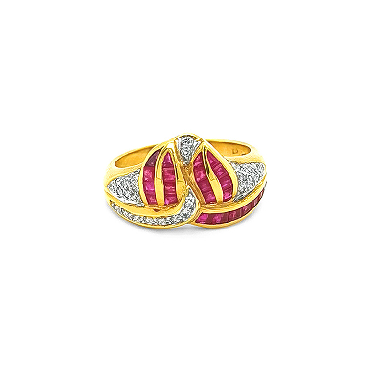 detail Zlatý Prsten s Rubíny a Diamanty
