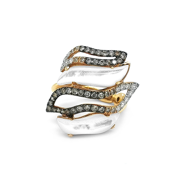 detail Zlatý Prsten s Perletí a Barevnými Diamanty
