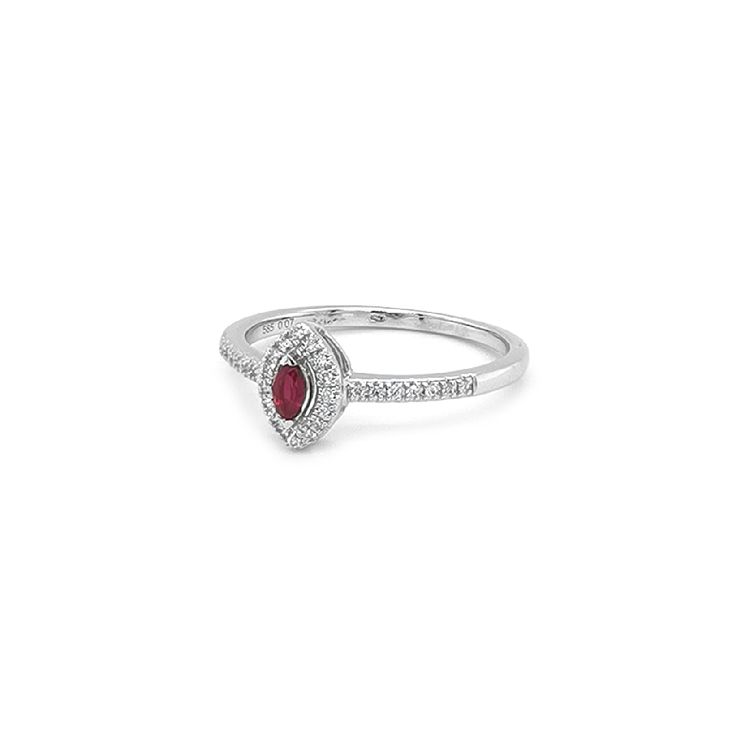 detail Rubinový prsten s diamanty z bílého zlata