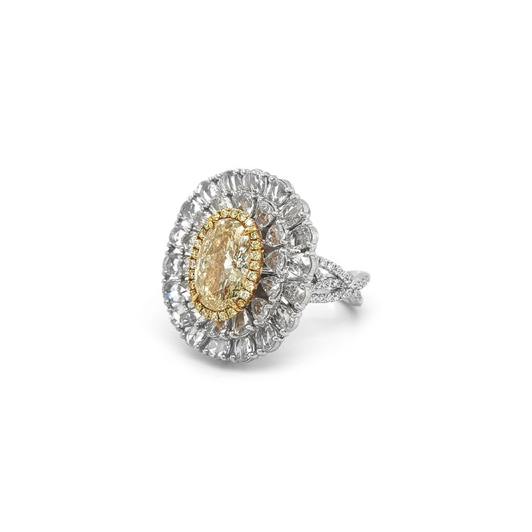 detail Zlatý Prsten se Fancy Žlutým Diamatnem