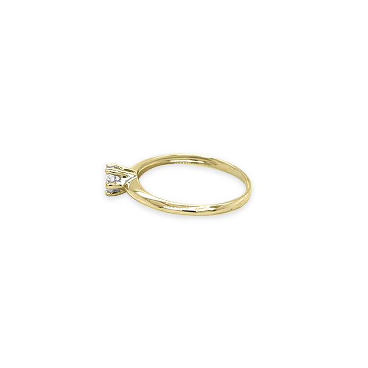 detail Zlatý zásnubní prsten se zirkonem