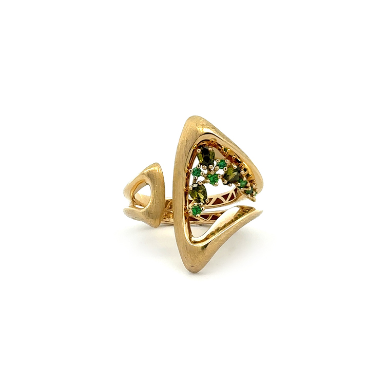 detail Zlatý Prsten se Zelenými Kameny