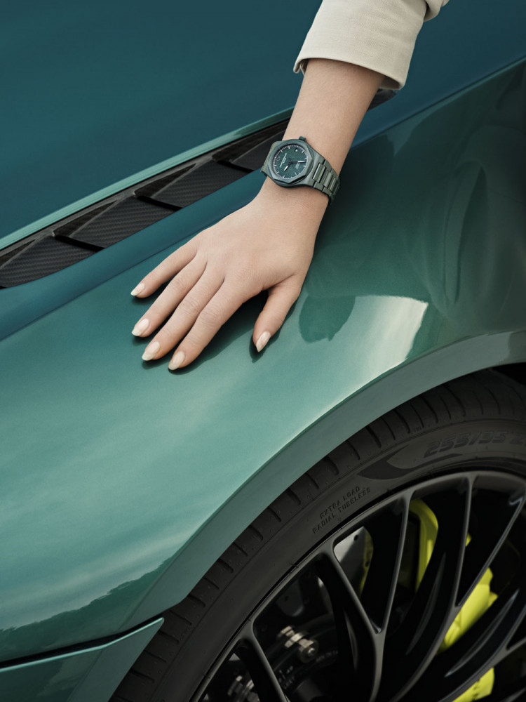 detail Girard-Perregaux Laureato 42mm Green Ceramic Aston Martin Edition
