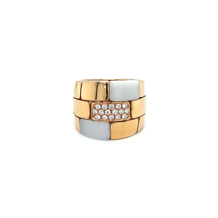 detail Zlatý Prsten s Bílým Achátem a Diamanty