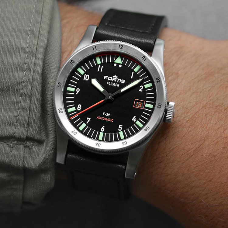 detail Fortis Flieger F-39 Automatic on Aviator Strap F4220006
