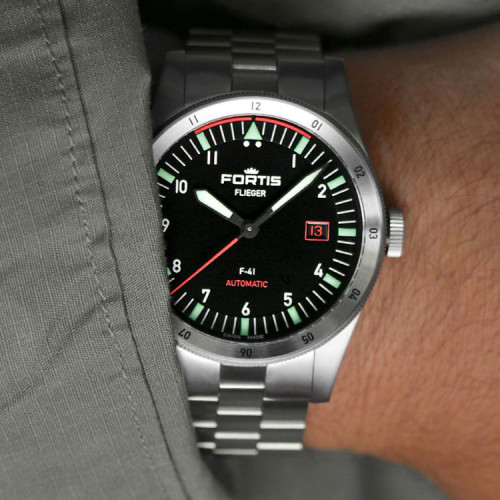 detail Fortis Flieger F-41 Automatic on Block Barcelet F4220008