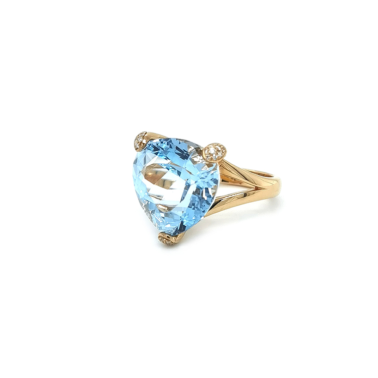 detail Zlatý Prsten s Modrým Topazem a Diamanty