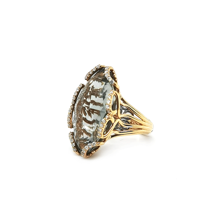 detail Zlatý Prsten s Prasolitem a Diamanty