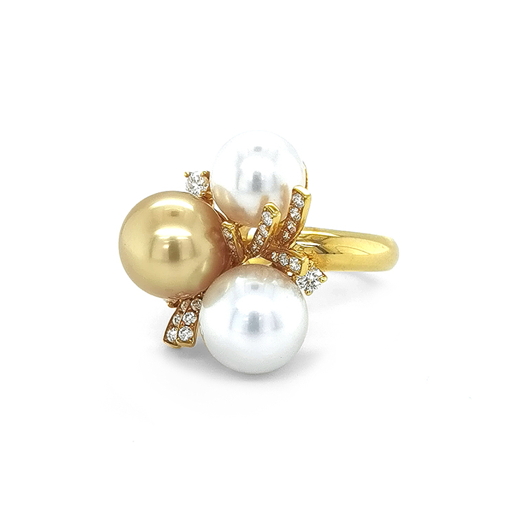 detail Zlatý Prsten s Přírodnými Perlamy a Diamanty
