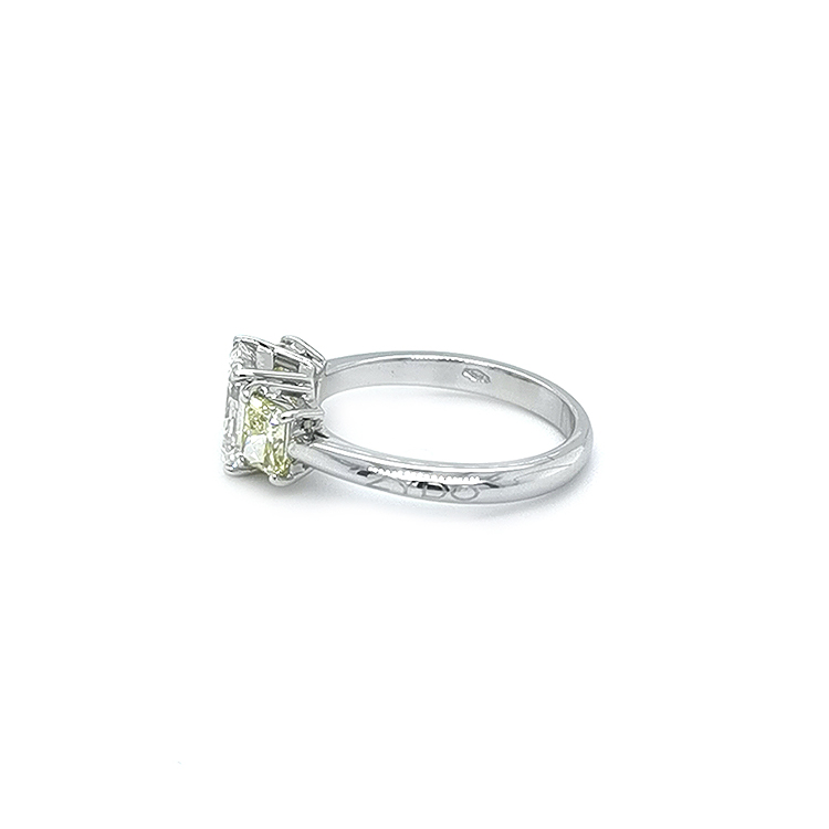 detail Zlatý Prsten s Žlutými a Bílými Diamanty
