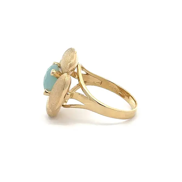 Gold ring with cushion-cut aquamarine