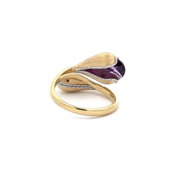 Gold ring with amethyst – organic two-tone design