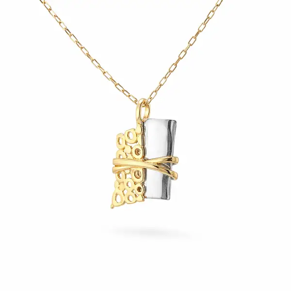 Zlatý přívěsek s filigránovým vzorem