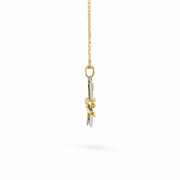 Zlatý přívěsek s filigránovým vzorem