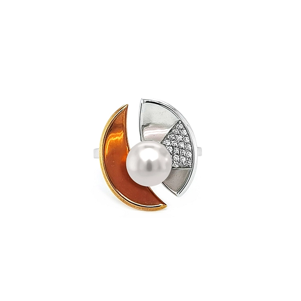 Gold Ring with Pearl and Diamonds