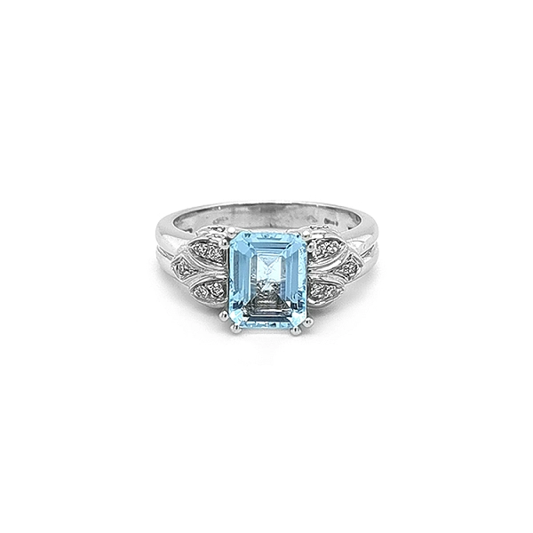 Gold Ring with Aquamarine and Diamonds