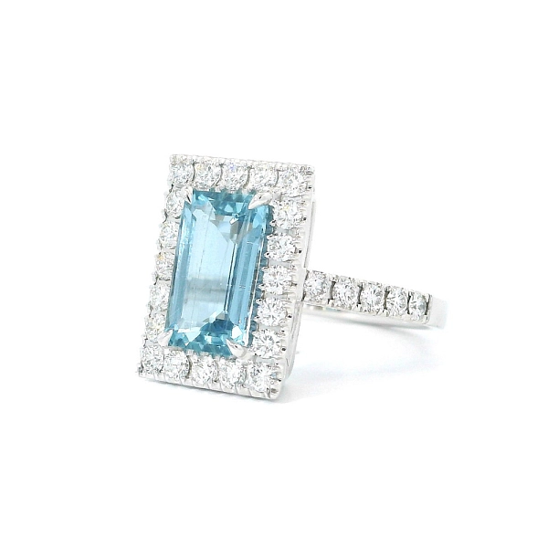 Harmony of Aquamarine and Diamonds in Luxury White Gold