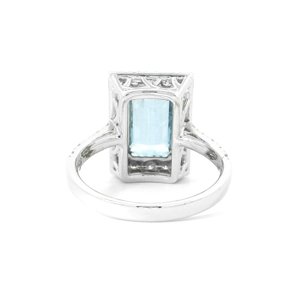 Harmony of Aquamarine and Diamonds in Luxury White Gold