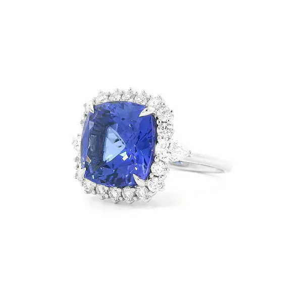Modrý Poklad – Prsten s Tanzanitem a Diamantovou Elegancí