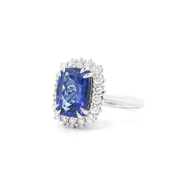 Luxusní Prsten s Tanzanitem Obklopeným Diamanty v Bílém Zlatě