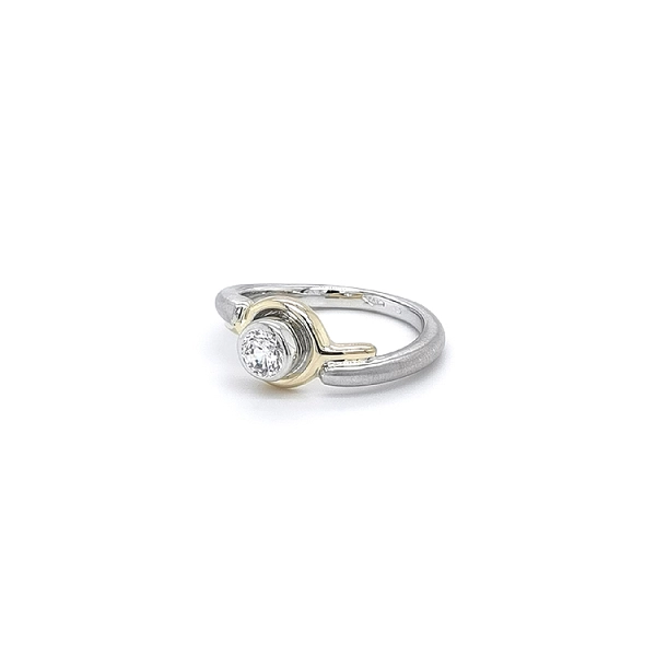 Ring with Zircon made of Combination Gold