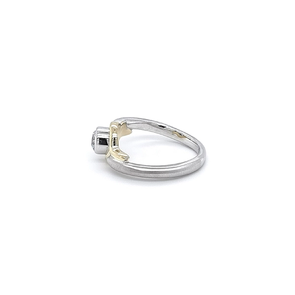 Ring with Zircon made of Combination Gold