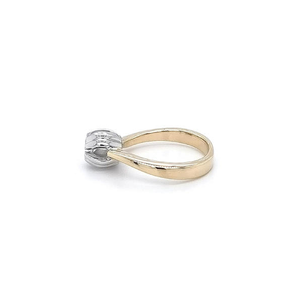 Ring with Zircon made of Combination Gold