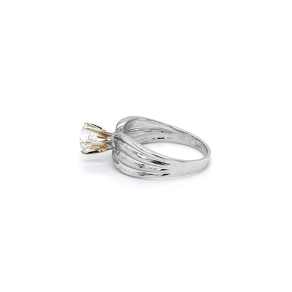 Ring with Zircon made of Combination Gold